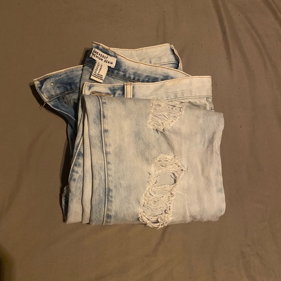 🦋 Distressed Boyfriend Jeans 🦋 - Picture 2 of 7